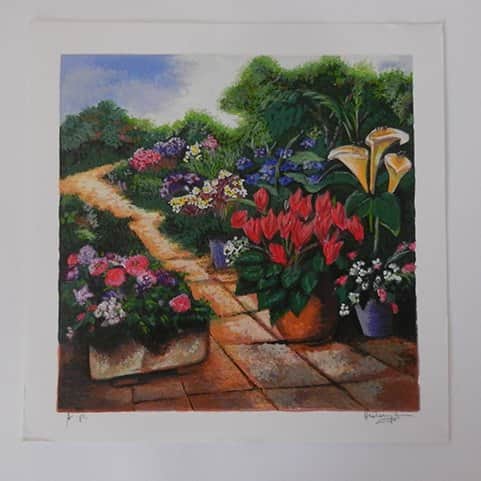 פרחים בחצר מאת הדי קון - ליטוגרפיות | גלריה רעות